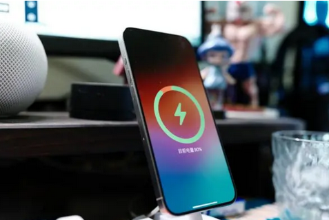 玛多苹果15换屏服务分享用什么充电器给iPhone15充电更好 